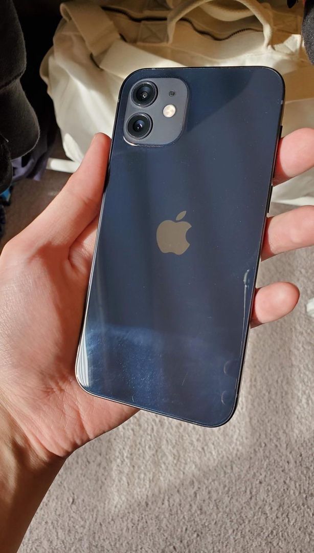 Um iPhone 12 preto