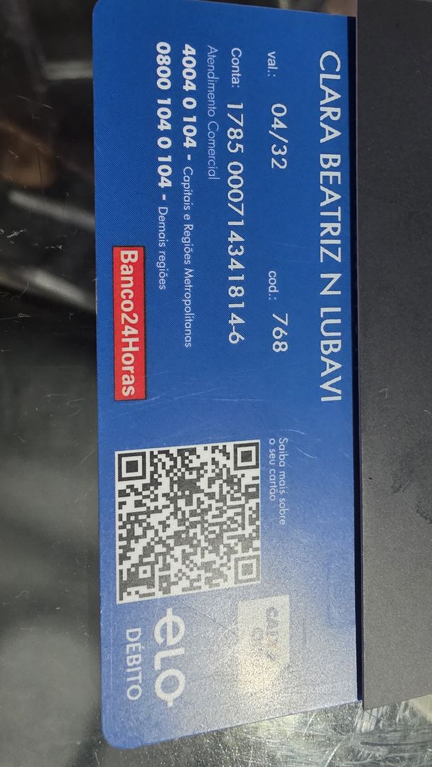 Um cartão da Caixa em nome de Clara Beatriz Lubavi