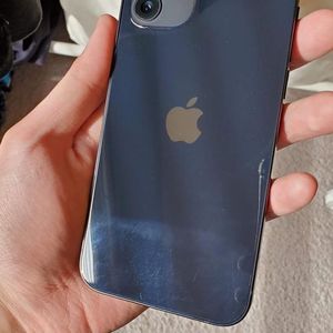 Um iPhone 12 preto